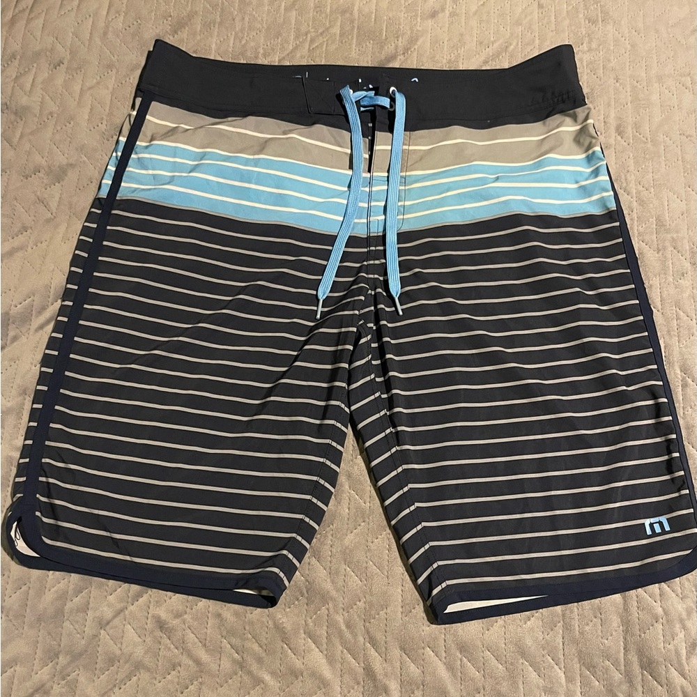 Travis Mathew board shorts mens size large blue/gray pre-owned condition